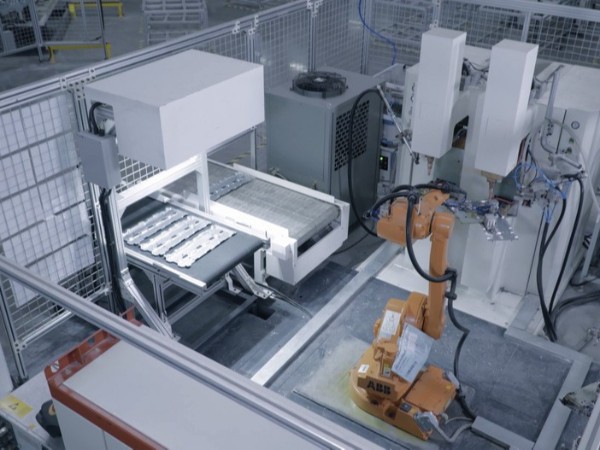 焊接機器人集成系統的主要部件之一庫卡工業機器人！