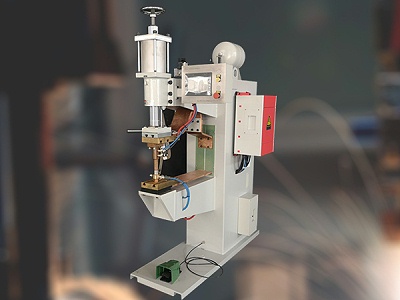 小型螺母點焊機的使用操作規范。