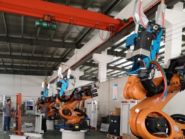 解析庫(kù)卡機(jī)器人的內(nèi)部結(jié)構(gòu)。